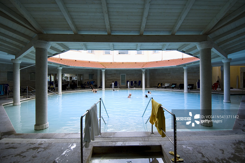 游客在萨图尼亚温泉酒店泳池图片素材