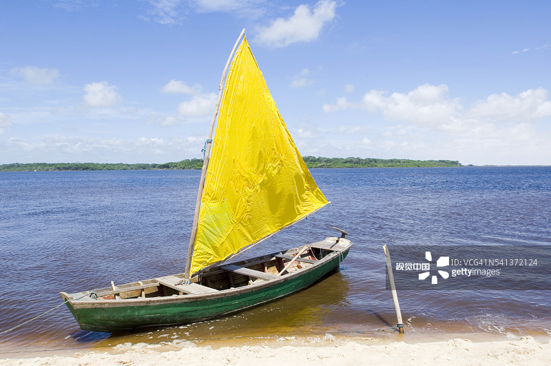 村庄河岸上的帆船图片素材