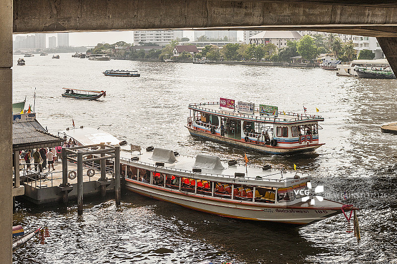 湄南河、达信桥和中央码头（沙吞）图片素材