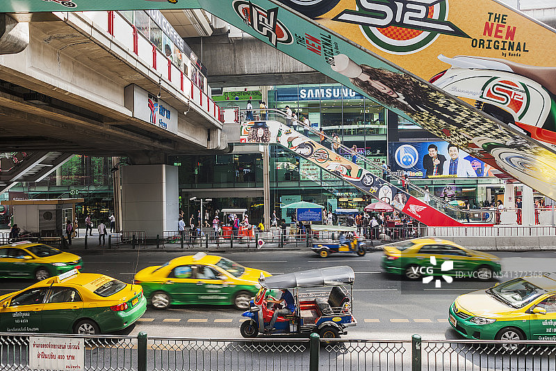 暹罗广场附近的士与暹罗轻轨BTS车站图片素材