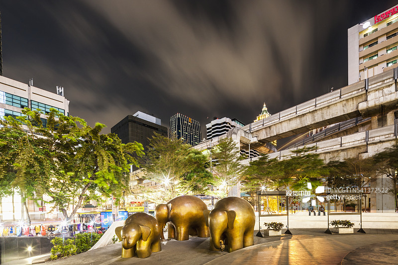 中央世界广场的现代青铜象雕塑和BTS轻轨图片素材