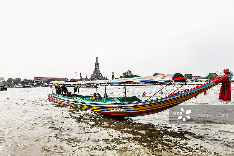 湄南河上的泰国特色长尾船与郑王庙图片素材