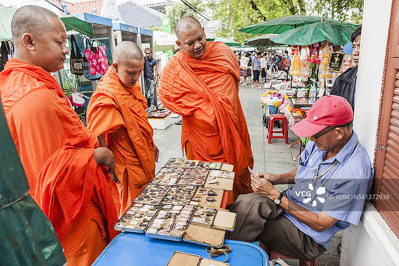 护身符市场，佛教僧侣在摊位旁图片素材