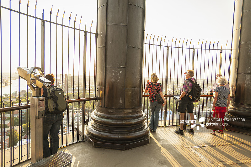 从圣米迦勒教堂钟楼俯瞰全景图片素材