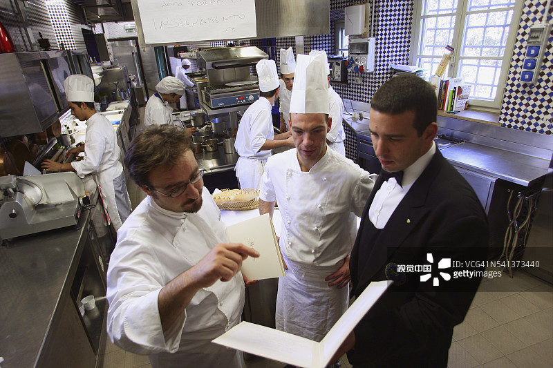 Il Canto餐厅的厨房里的厨师图片素材