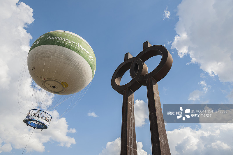 在堤坝广场上的全景气球图片素材