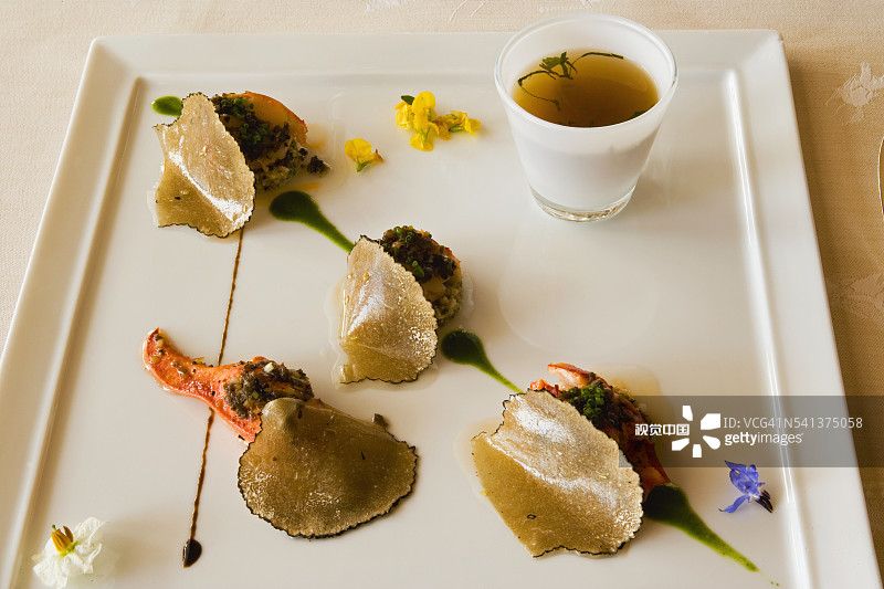 Le Chabichou酒店的松露龙虾沙拉配薄荷图片素材