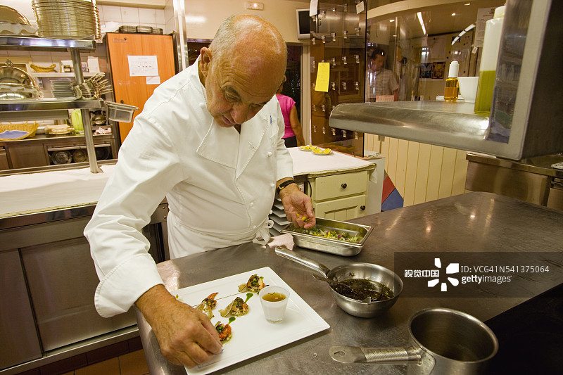 厨师在Le Chabichou餐厅为美食做最后的润色图片素材