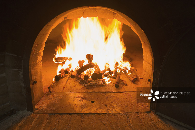 面包店里的燃木烤箱图片素材