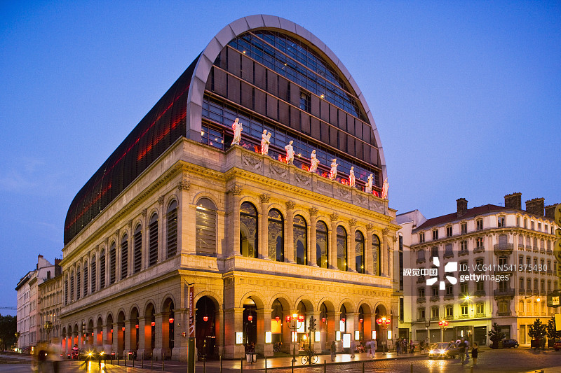 里昂歌剧院顶部的现代附加建筑图片素材
