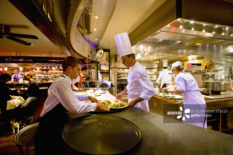 保罗·博古斯东区啤酒馆的厨师们在工作图片素材