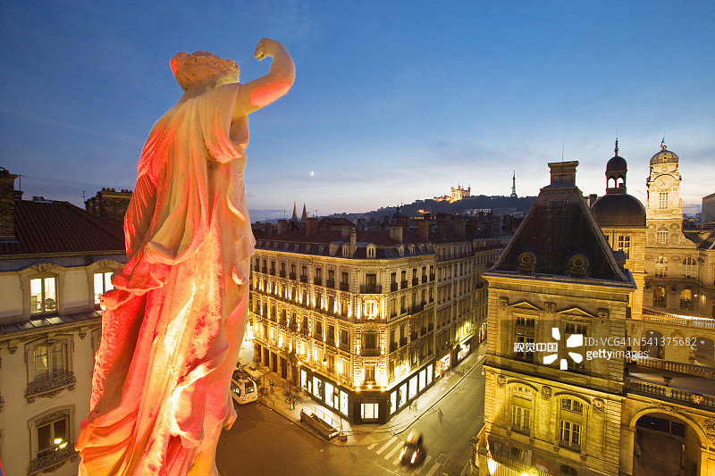 里昂歌剧院俯瞰城市的雕像图片素材