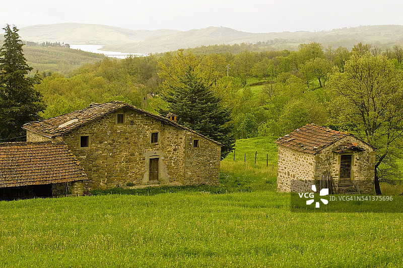 山丘上的石头农舍和其他建筑图片素材