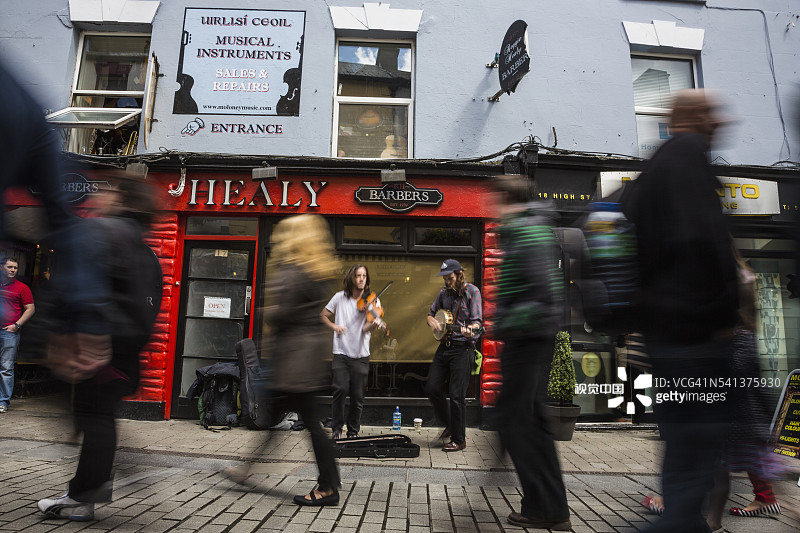 小镇街道上的人群图片素材