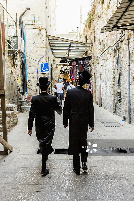 老城区集市里的东正教犹太人图片素材