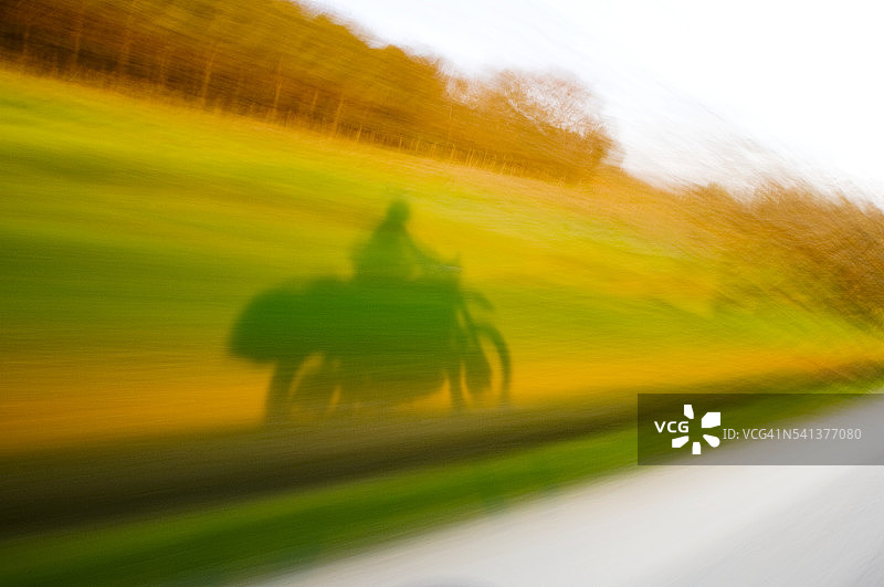 摩托车上的人影图片素材