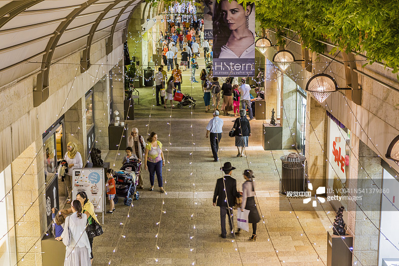 城镇主要购物街Mamilla大街的景色图片素材