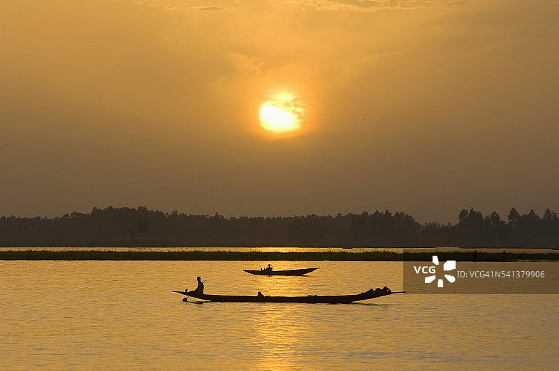 尼日尔河日落时的独木舟图片素材