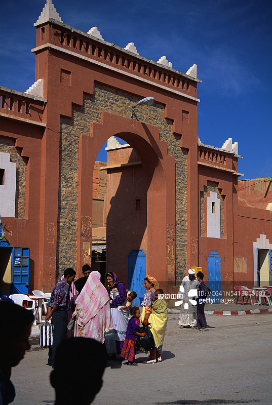 富有区域拱门外的人们图片素材