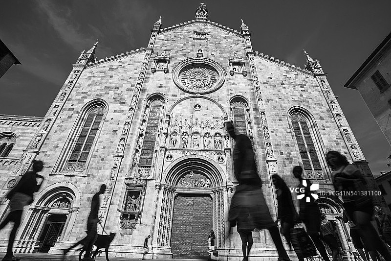 在主教堂附近散步的人们图片素材