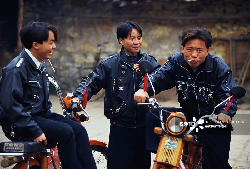 骑着摩托车的年轻男子图片素材