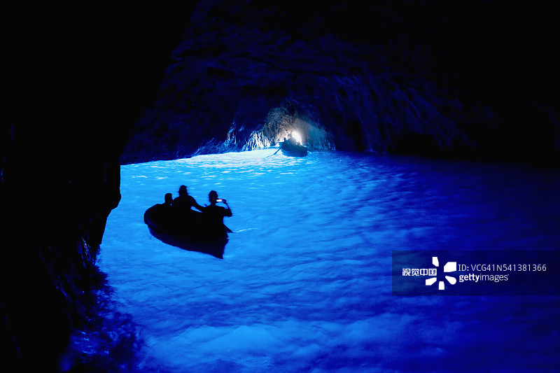 在蓝色石窟的船夫图片素材