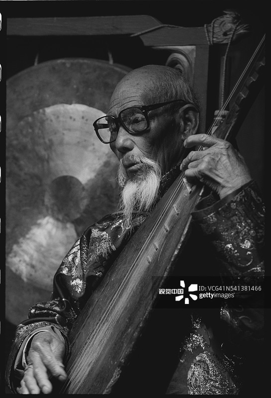 弹奏琵琶的中国男人图片素材