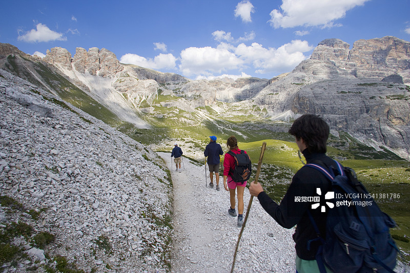 在塞斯托多洛米蒂自然公园徒步的旅行者图片素材