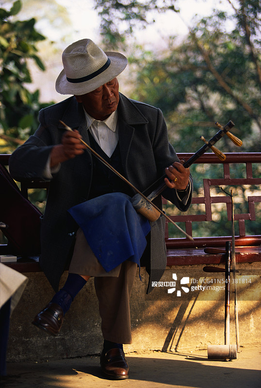 演奏二胡的中国男人图片素材