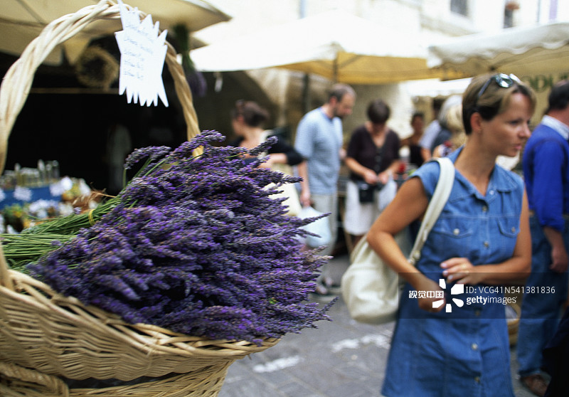 于泽斯露天周六市场上的薰衣草图片素材