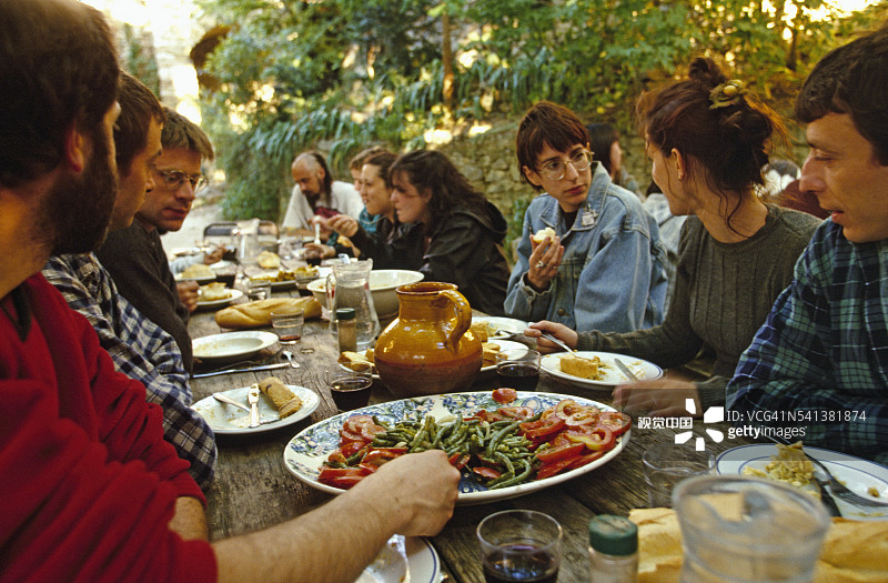 在La Sabranenque餐厅享用晚餐图片素材