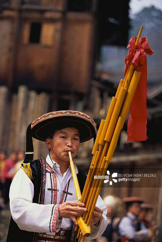 演奏笙的苗族男子图片素材