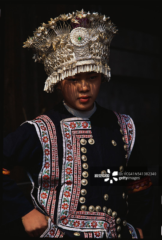 穿着礼服的苗族妇女图片素材