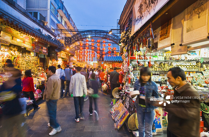 东华门夜市附近的礼品摊位图片素材