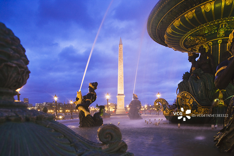 喷泉后的卢克索方尖碑图片素材