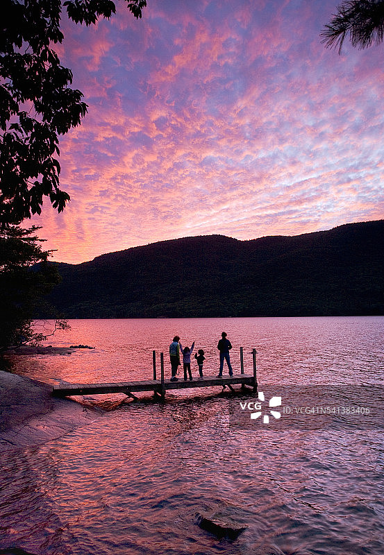 游客在纽约乔治湖观看日落图片素材