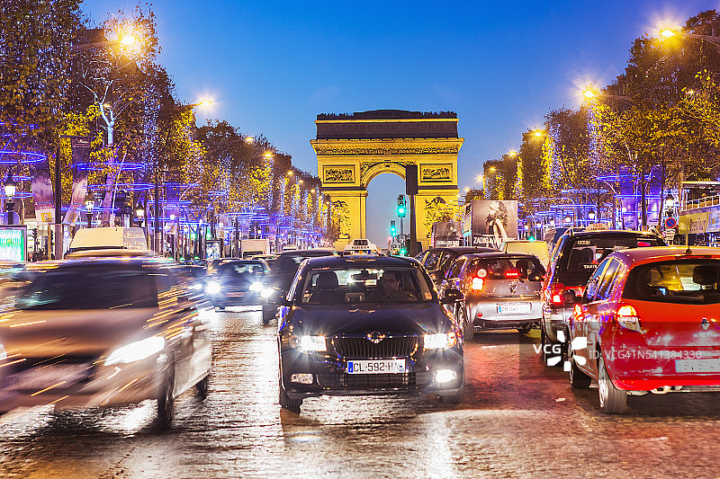 圣诞节期间香榭丽舍大街的交通，背景是凯旋门图片素材