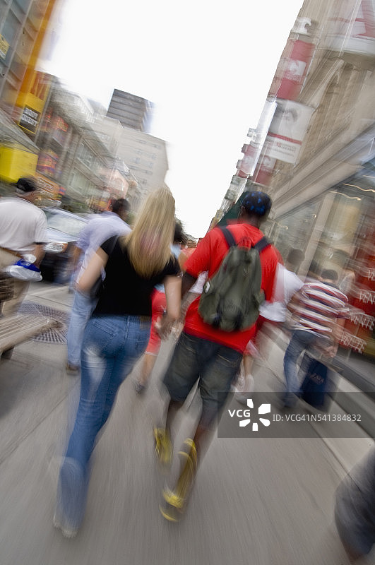 在蒙特利尔圣凯瑟琳大街上的购物者图片素材