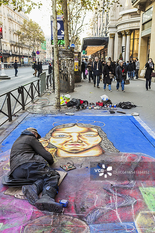 奥斯曼大道街头的艺术家图片素材