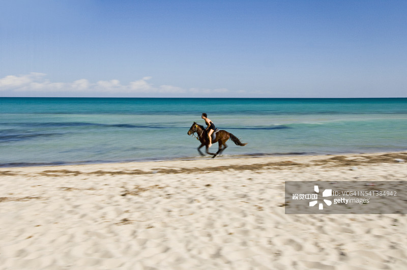 海滩骑马图片素材