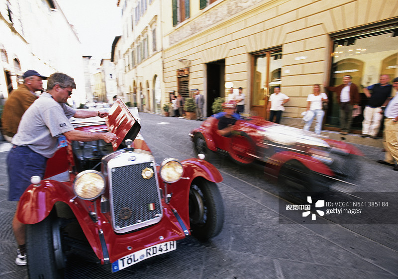 在马志尼大街举行的Mille Miglia老爷车赛图片素材