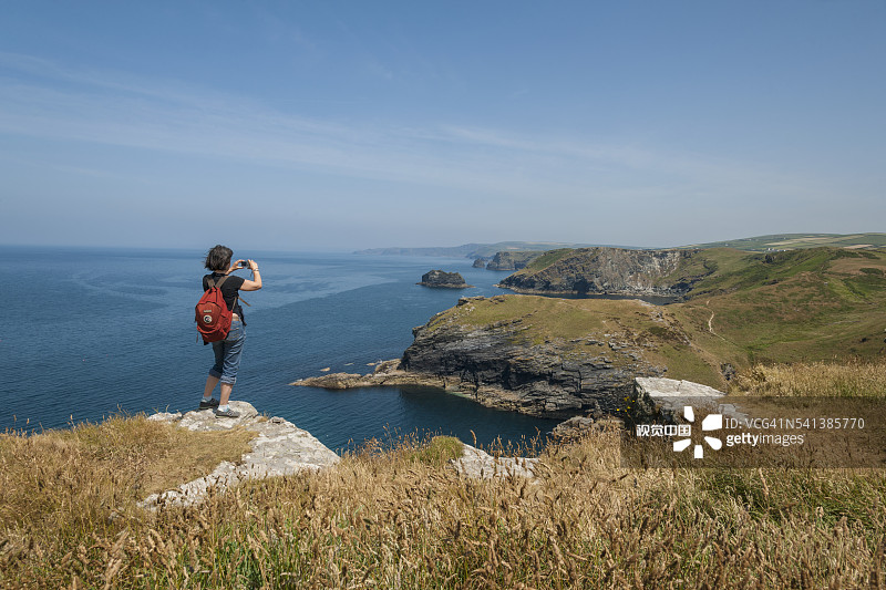 廷塔哲城堡附近的礁石图片素材