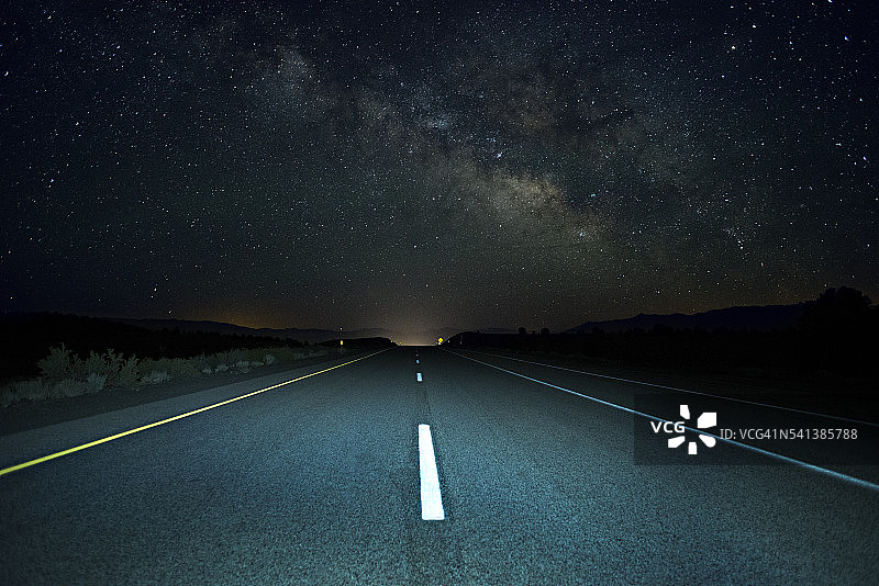 加州东部内华达山脉395号公路上的银河图片素材