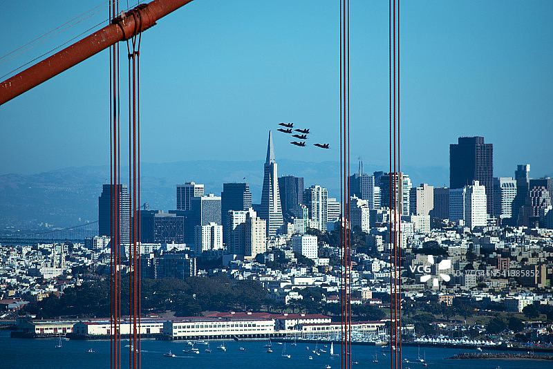 美国海军舰队周期间，蓝色天使飞越旧金山图片素材