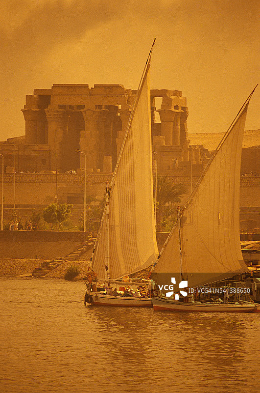 尼罗河上的帆船图片素材