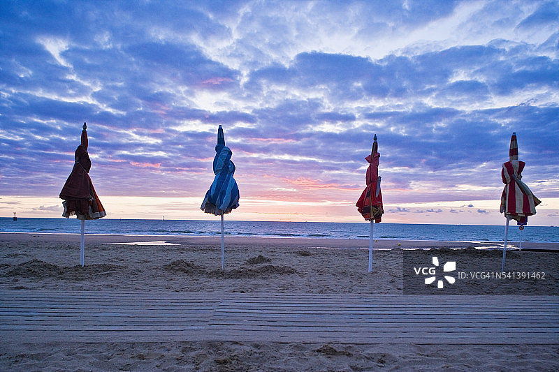 日落时关闭的海滩遮阳伞图片素材