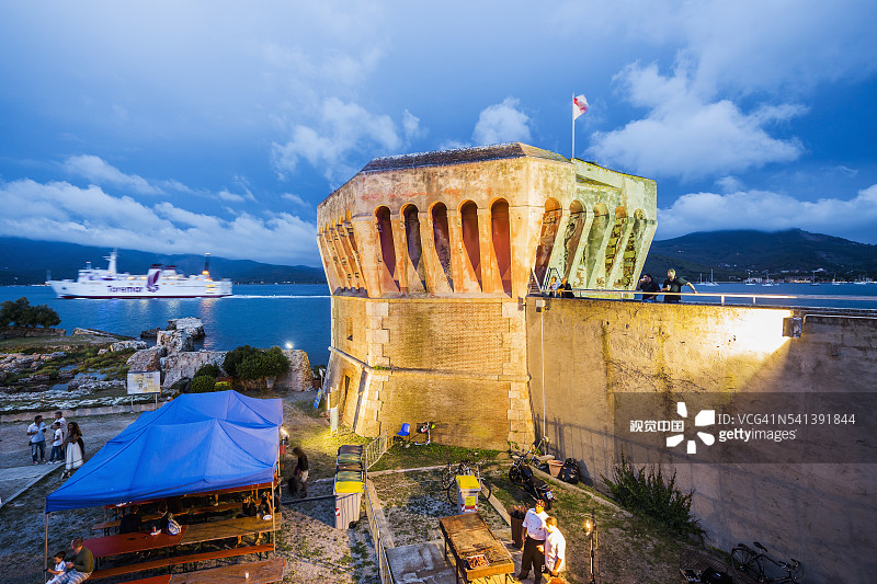 厄尔巴岛 - Linguella塔楼景观与渡轮图片素材