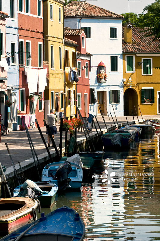 威尼斯布拉诺岛码头沿线的船只图片素材