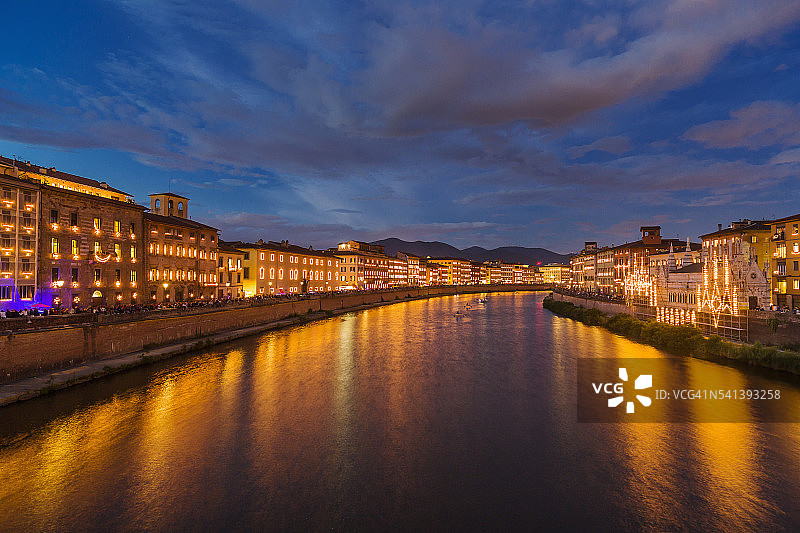 阿诺河畔与圣拉涅里灯光节的城市夜景图片素材