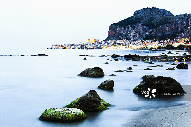 海滩上的罗卡城堡和大教堂城镇风光图片素材